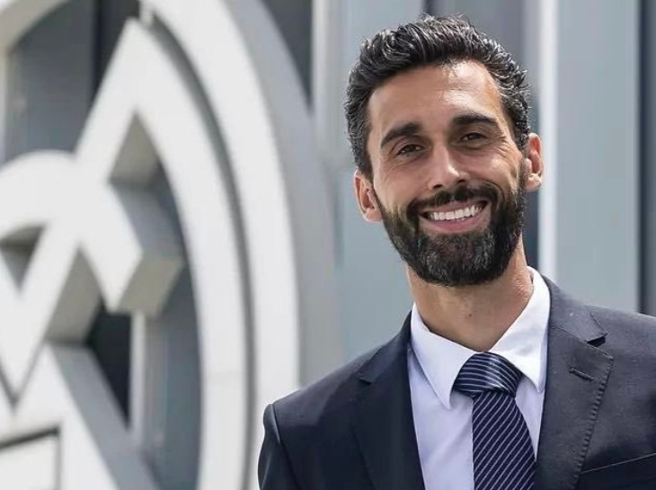 开云娱乐-皇马换帅：阿韦洛亚可能只是救火，真正的长期目标仍是传奇教练