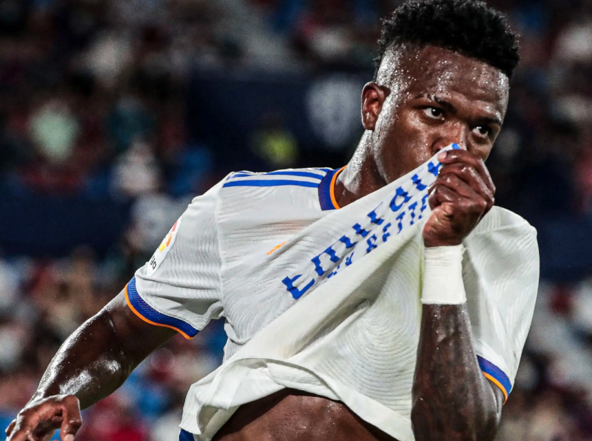 开云娱乐-皇马换帅：阿韦洛亚可能只是救火，真正的长期目标仍是传奇教练