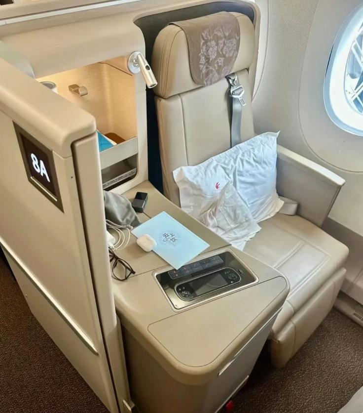 女子飞上海看病被拒载：航司拒赔黄牛票，3万白花，本人怒怼网友